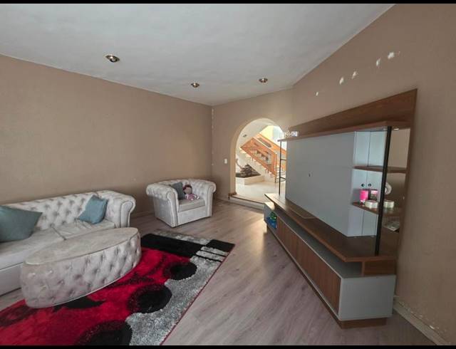 5 BEDROOM HOUSE FOR SALE IN SUNWARD PARK